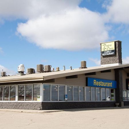 Prairie Oasis Tourist Complex Motel Moose Jaw Exterior photo