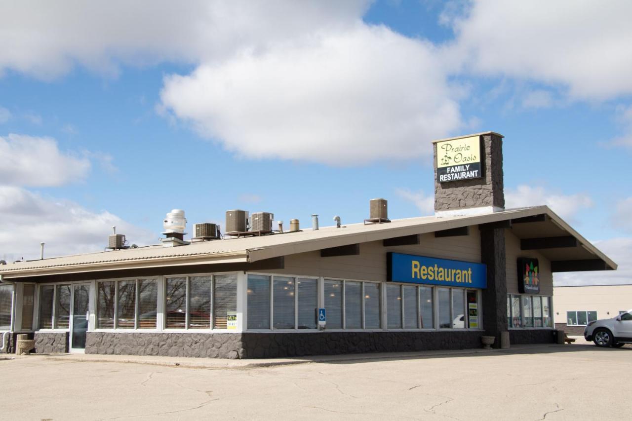 Prairie Oasis Tourist Complex Motel Moose Jaw Exterior photo